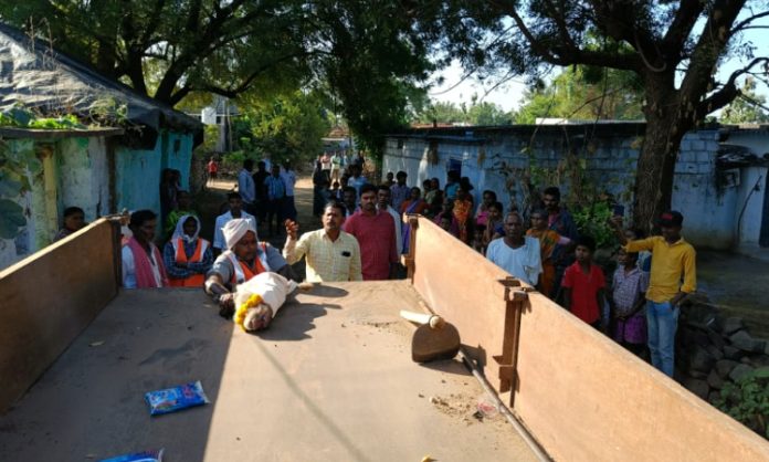 Last rites for Monkey in Peddapalli