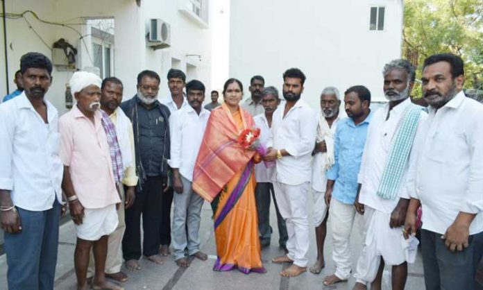 Korvipalli Villagers met MLA Padmadevender Reddy