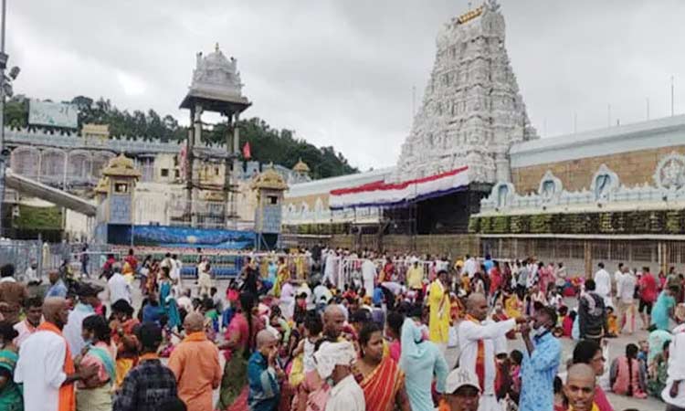 Huge Devotees Visit Tirumala Temple