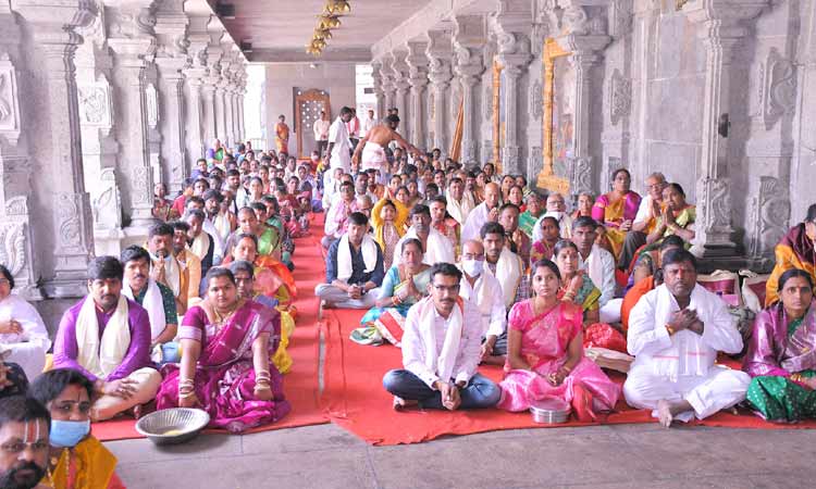 Unjal Seva to Goddess Yadadri Aandal in glory