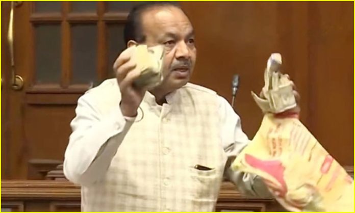 AAP MLA shows wads of currency notes in Delhi Assembly