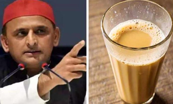 Akhilesh refuses tea at police headquarters