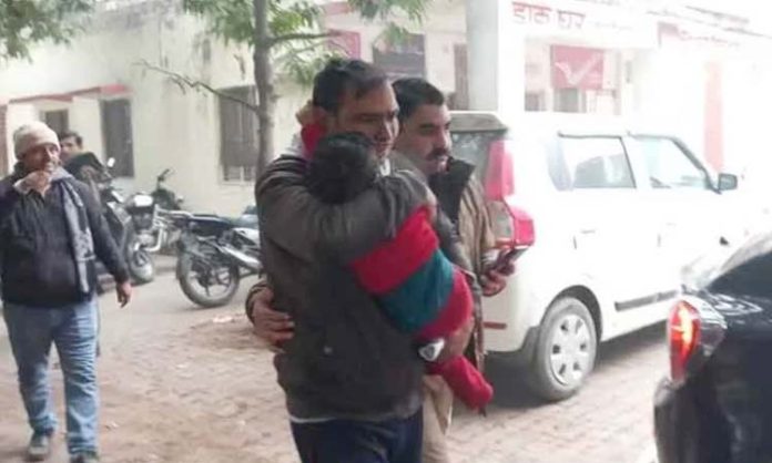 Constable carries his son's body to SSP office