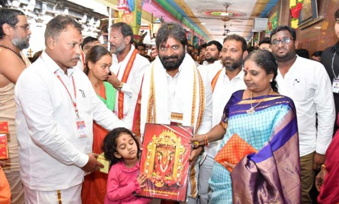 Minister Srinivas Goud visits Vijayawada temple