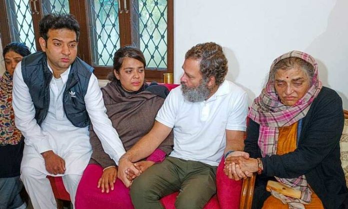 Rahul Gandhi pacifies Sharad Yadav's daughter
