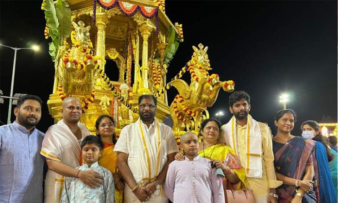 MP Ravichandra family in Venkateswara Swamy