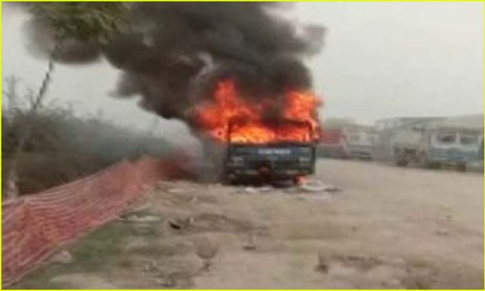 Farmers set police vehicle on fire in Bihar