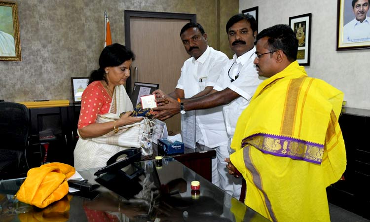 Jogulamba Temple Chairman meets CM KCR's Wife