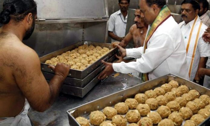 Rs 2 lakh stolen at Laddu Counter in Tirumala