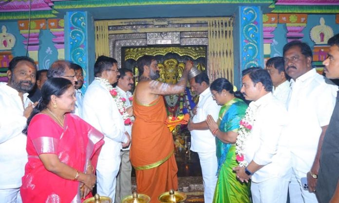 minister koppula visited bhadrakali temple
