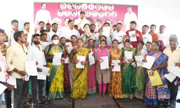 MP Kavitha distributes CMRF cheques