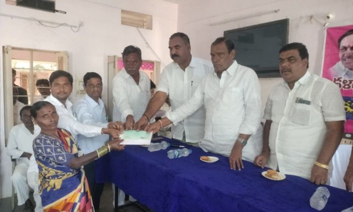 narsapur mla distributes kalyana lakshmi cheques