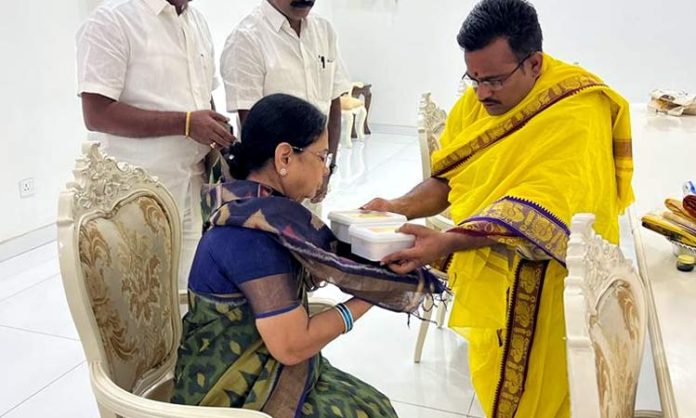 Jogulamba Temple Chairman meets CM KCR's Wife