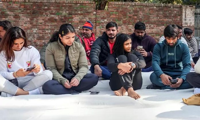 women wrestlers protest