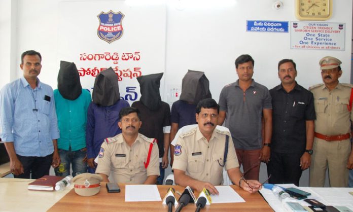 Cell phone thieves arrested in Sangareddy