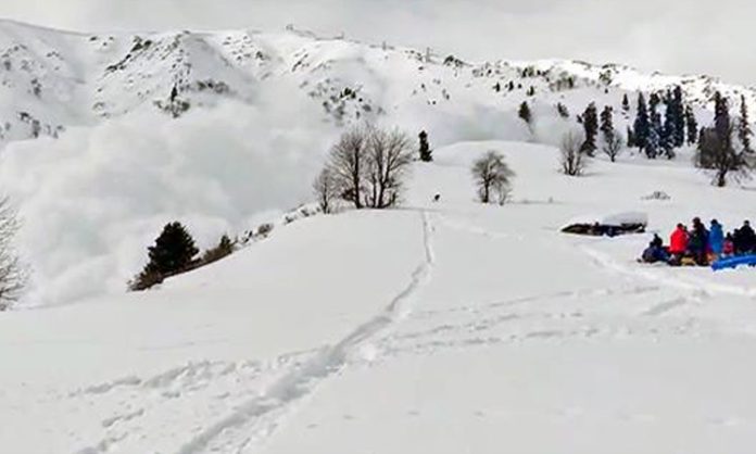 Massive avalanche hits upper reaches in Kashmir