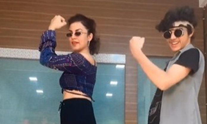 Mom-son duo dance to Shah Rukh Khan Jhoome Jo Pathan