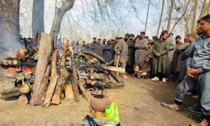 Muslims help with Kashmiri pandit funeral
