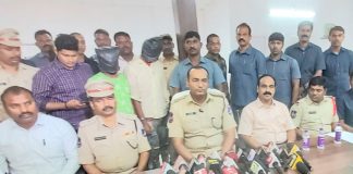 Theft in wine shop: Two arrested