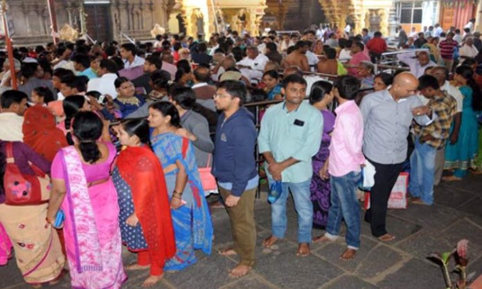 huge devotees visit Bhadrachalam Temple