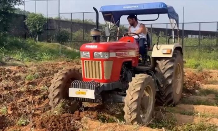 MS Dhoni drive tractor