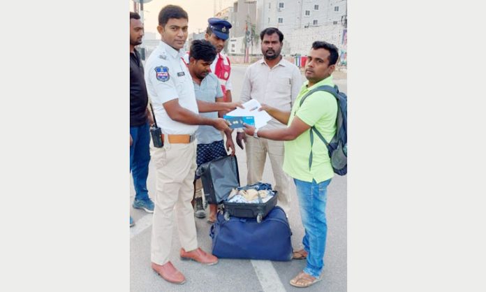 SI Vijay Naik who gave the lost bag