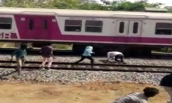 chennai: 2 Students groups fight in local train