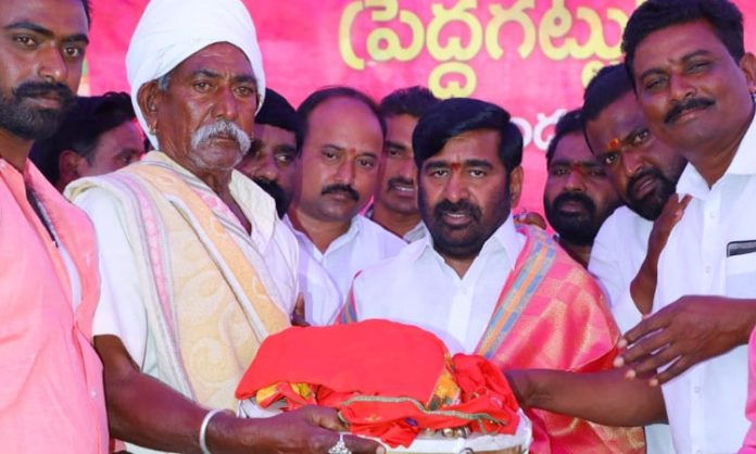 Minister jagadish reddy in Peddagattu Jathara