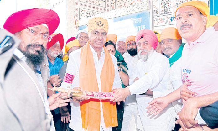 CM KCR visited the Gurdwara