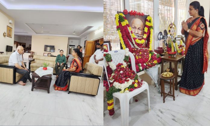 Roja tributes were paid to K Vishwanath