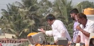 DK Shivakumar Showers Rs 500 Notes In Roadshow