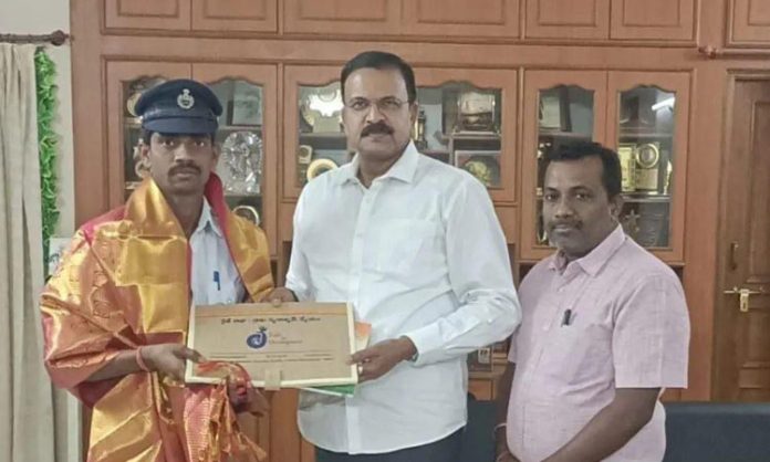 Former CBI JD Lakshminarayana praise constable