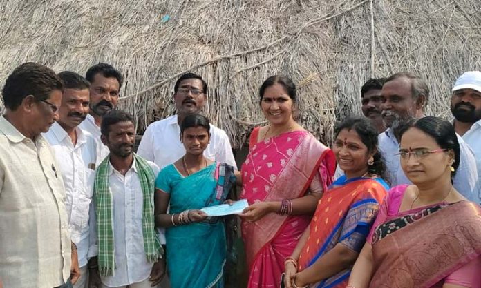 Padma Devender Reddy distributes Kalyana Lakshmi Cheques