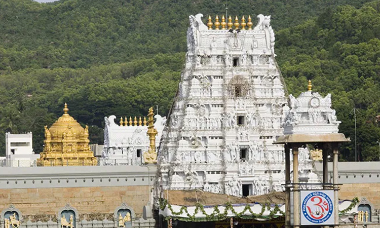 Huge Devotees visit Tirumala Temple