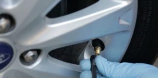 Man inserts pressure air pipe's nozzle in private part