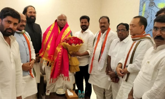 Telangana Congress leaders meet Mallikarjun Kharge