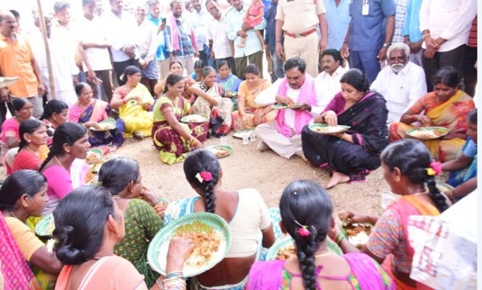 Ministet Dayakar rao and his wife lunch with womens