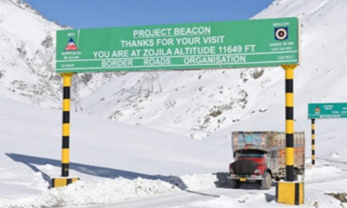 A re-opened Zojila snow pass