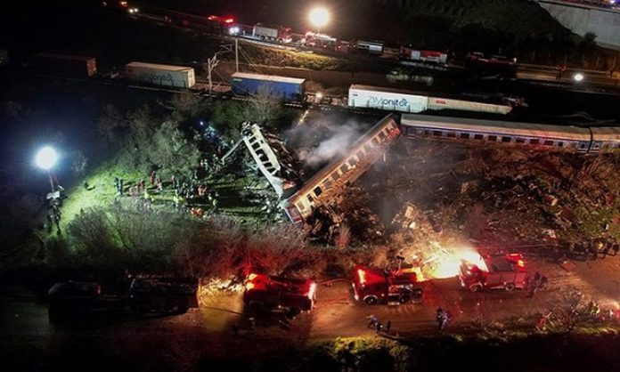 Terrible collision between a passenger train and a freight train