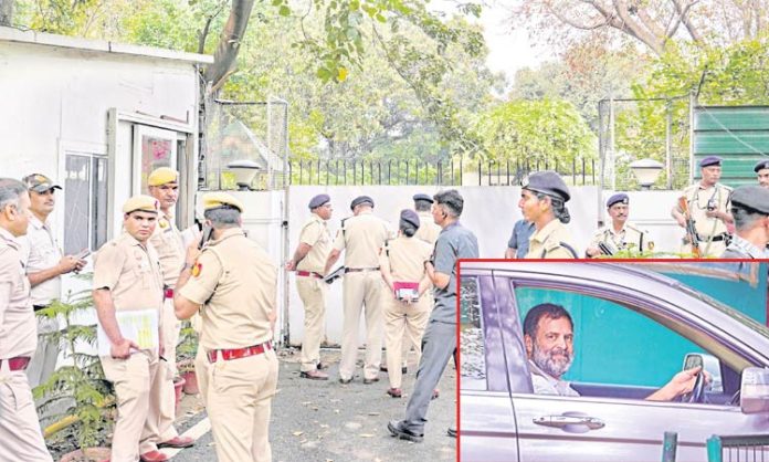 Delhi Police at Rahul Gandhi's residence