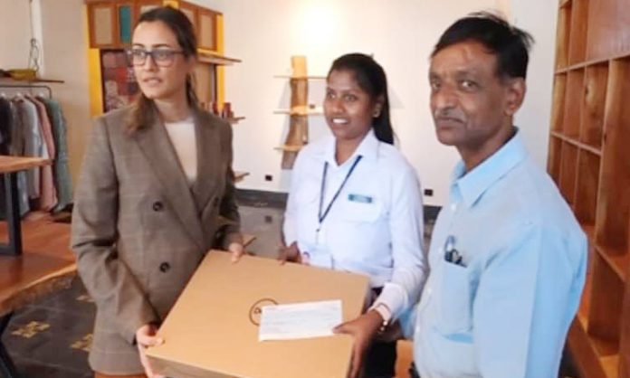 Mahesh babu give laptop for poor student