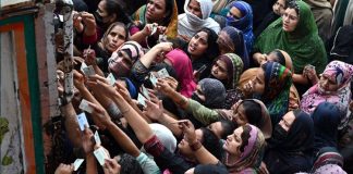 Stampede during distribute free ration in Pak