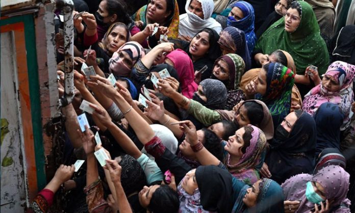 Stampede during distribute free ration in Pak