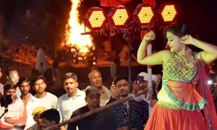 Obscene dances of young women at Manikarnika Ghat in Kashi