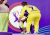 Arjit Singh touches Dhoni feet