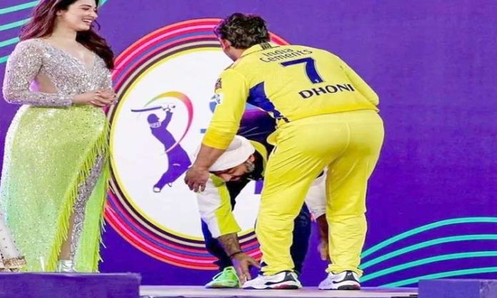 Arjit Singh touches Dhoni feet