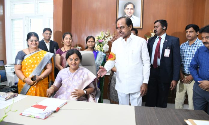 CM KCR congratulated CS Shanti Kumari