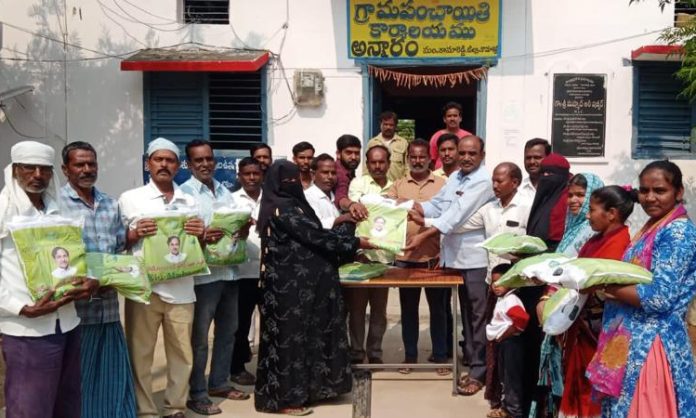 Distribution of Ramzan Tofa to Minorities in Annaram
