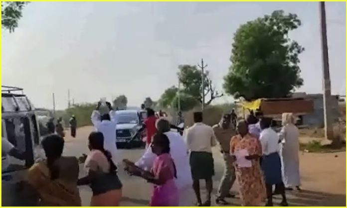 Farmers blocked CM Jagan convoy in Anantapur