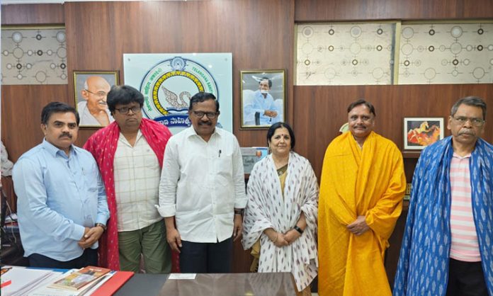 Juluri gowri shankar meet with General Council of Kendra Sahitya Akademi